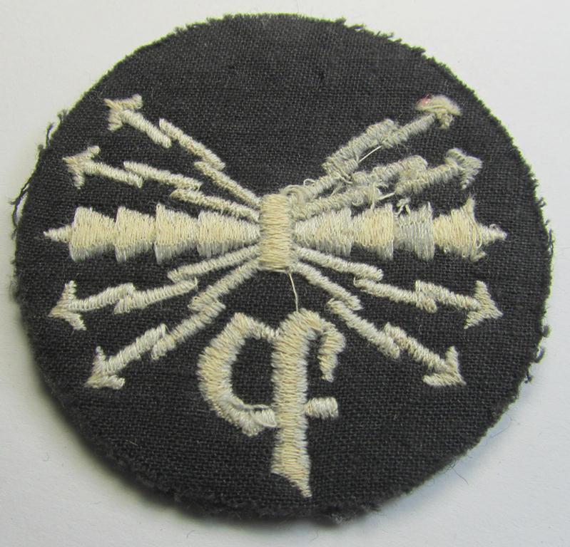 Machine-embroidered, WH (Luftwaffe) trade- ie. special-career-patch as was specifically intended for: 'Peilfunker'-staffmembers and that comes in a possibly issued- albeit 'virtually mint' and/or never tunic-attached, condition