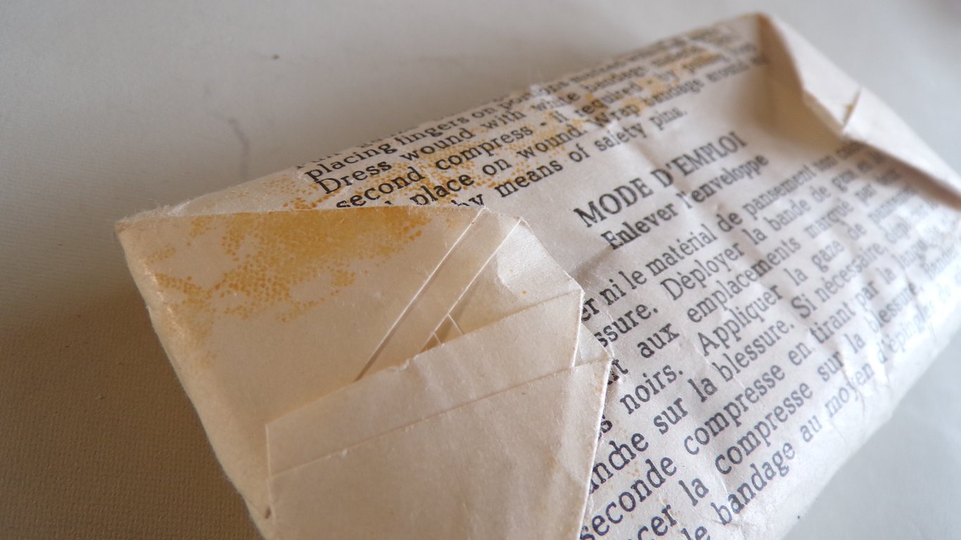 Field Dressing - Red Cross / POW Issue (Trilingual)