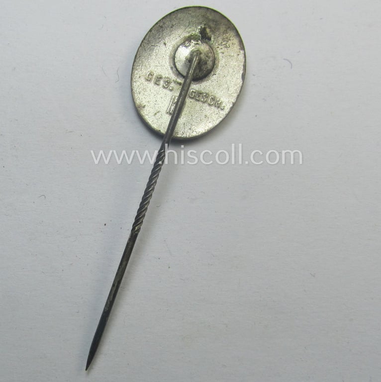 Neatly enamelled- (and multi-coloured!) 'Mitgliedsabzeichen der Deutsche Automobil Club o. D.D.A.C.)' being a detailed example that shows a makers- (ie. 'F.B.'-) and/or: 'Ges. Gesch.'-patent-pending designation