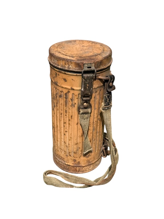 Sud Front Gasmasker and Canister