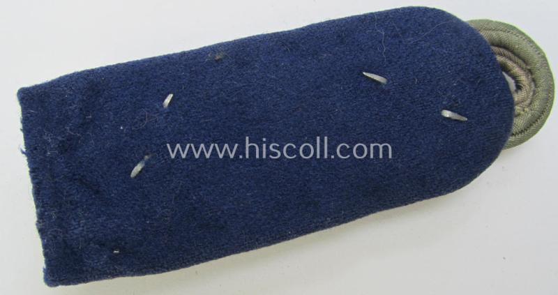 Attractive - albeit regrettably single - neatly 'cyphered' WH (Heeres) officers'-type shoulderboard as piped in the darker-blue-coloured branchcolour as was intended for an: 'Oberst u. Arzt eines Sanitäts-Abteilungs'