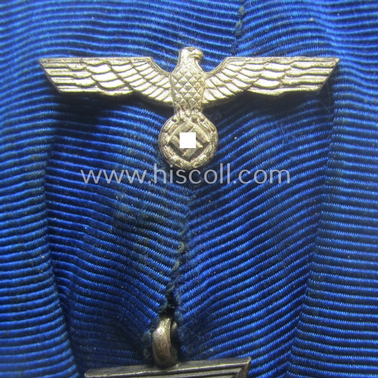 Silver-toned, WH (Heeres o. KM) so-called: 'Einzelspange' showing a: 'WH-Dienstauszeichnung 2. Stufe' (as was intended for 18 years of loyal-service) and that shows a detailed, Heeres o. KM-type-eagle-device, period-attached