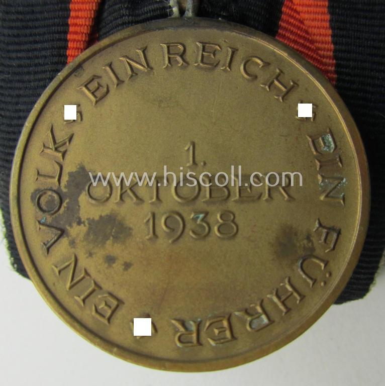 Bright golden-toned WH (Heeres o. KM etc.) so-called: 'Einzelspange' showing a WH Czech 'Anschluss'- (ie. occupation-) medal: '1 October 1938'