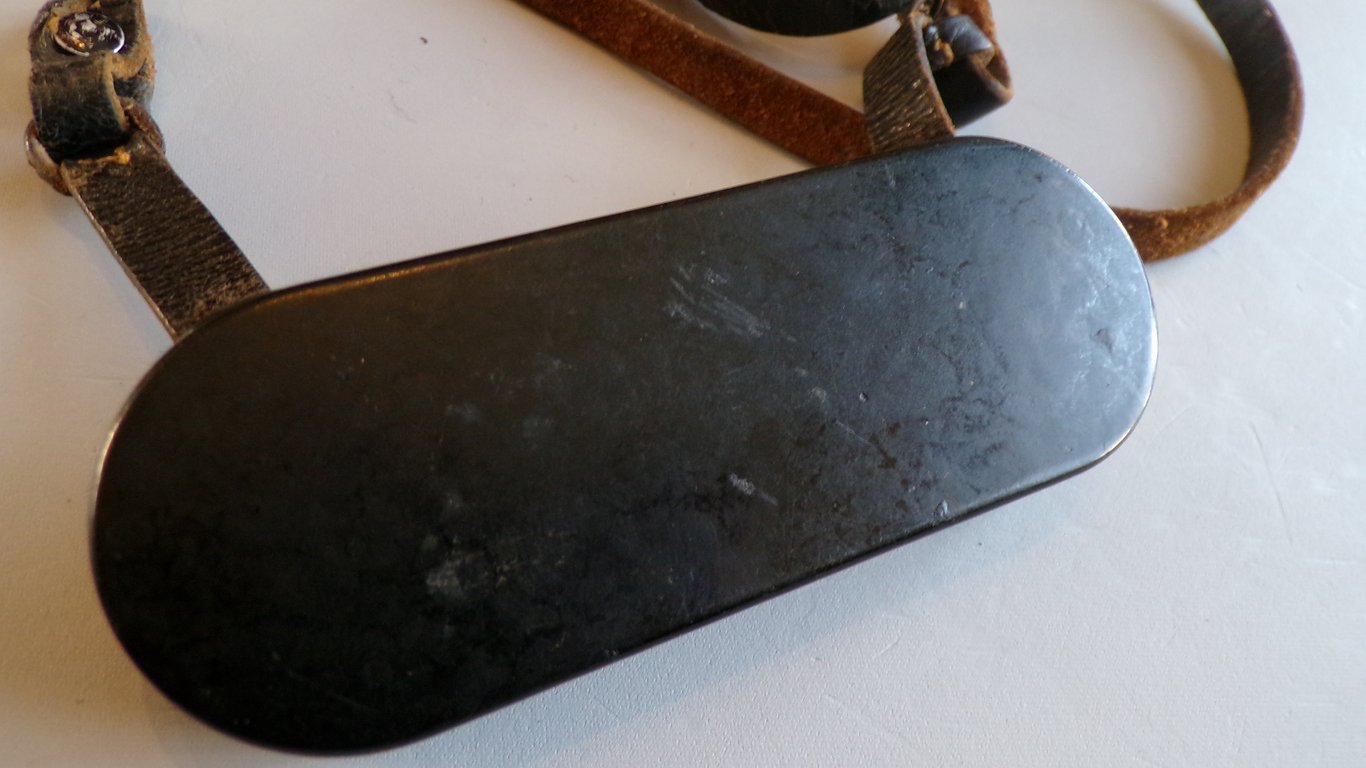 Dienstglas lens cover with sling