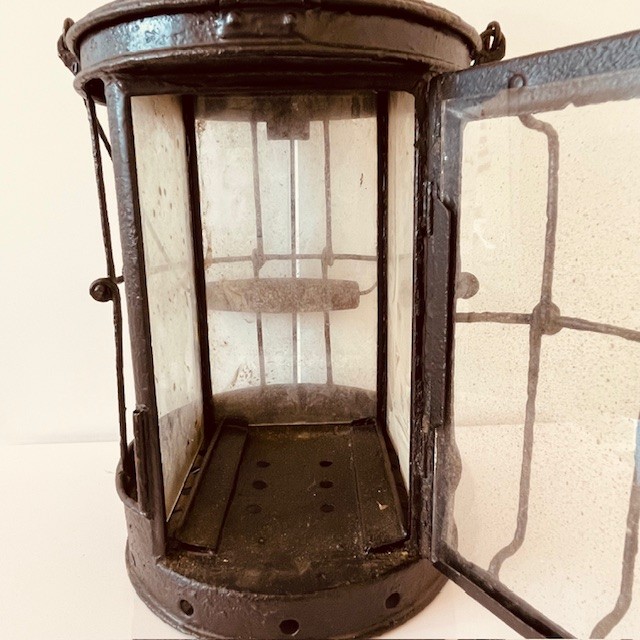 AUTHENTIC ORIGINAL EXAMPLE OF A 1918 WWI BRITISH TRENCH LANTERN. ADDITIONAL PHOTOS