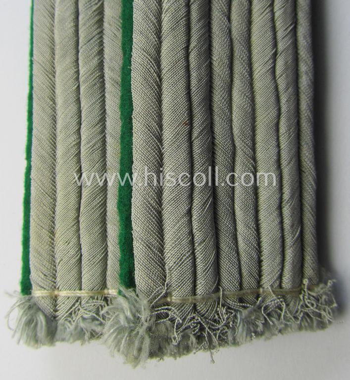 Pair of WH (Heeres), officers'-type shoulderboards: 'Leutnant der Jäger- o. Geb.Jäger-Truppen'