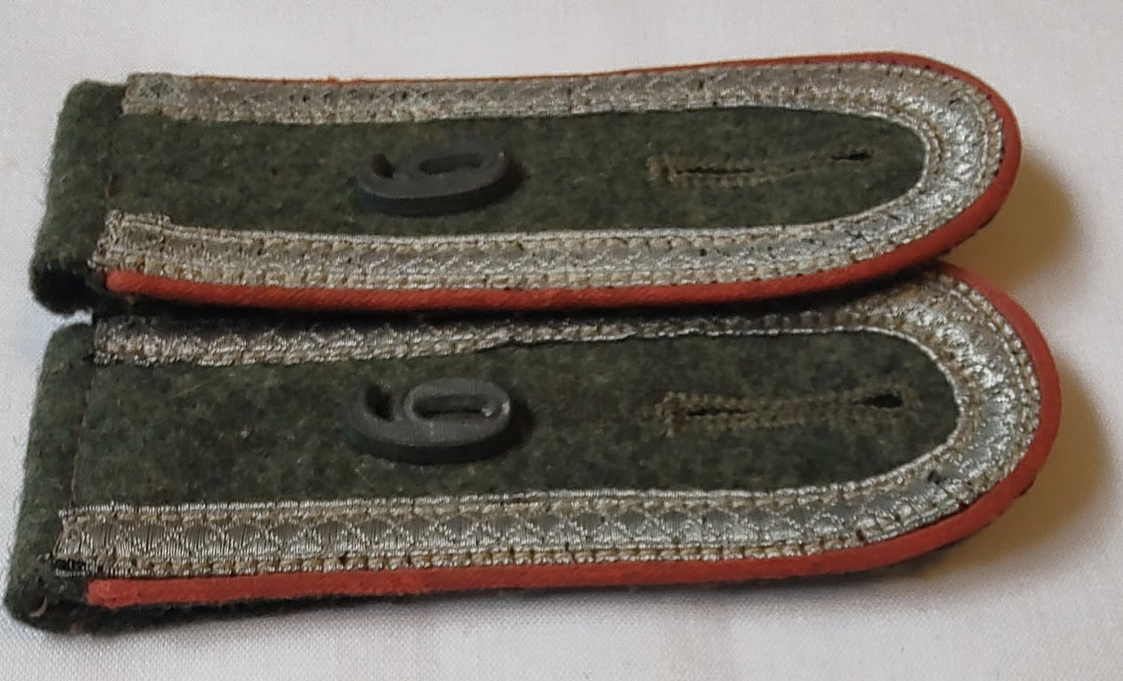 Pair of WH  mid war period 'M40 or M43' pattern NCO type shoulder straps intended for a 'Unteroffizier eines Panzer/Panzerjäger Abts or Rgt.