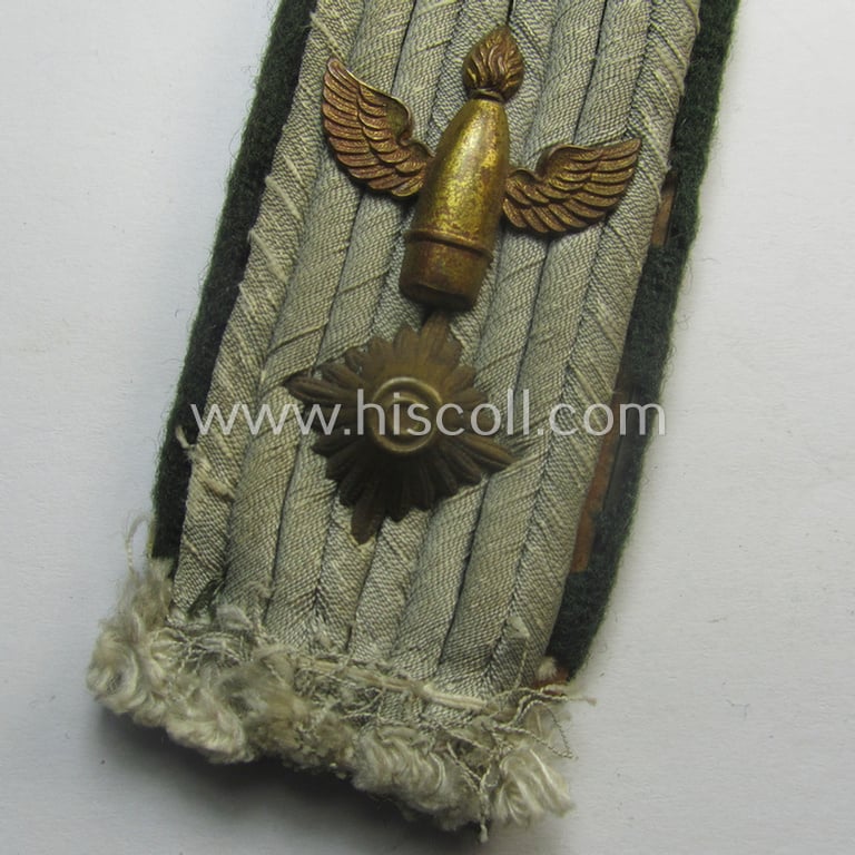 Neat - albeit regrettably single! - WH (KM ie. 'Küsten-Artillerie') 'cyphered' officers'-type shoulderboard (as was specifically intended for uage on the field-grey-coloured tunics) as was intended for a: 'Oberleutnant eines Küsten-Art.-Abtlgs.'