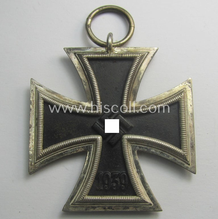 Matching 'EK II. Klasse'-set comprising of a non-maker-marked specimen that comes with its ribbon (ie. 'Bandabschnitt') and 'Zellstoff'-based pouch as was produced by the company: 'L.Chr. Lauer' (ie. 'Hersteller 14')