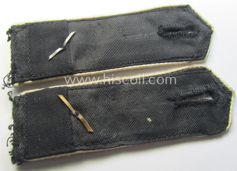 Superb - fully matching albeit clearly used! - white-piped, so-called: 'Reiter-HJ' (ie. 'HJ-Streifendienst') shoulderstrap-pair for a: 'HJ-Kameradschaftsführer' who was attached to the: 'Bann 445' (445 = 'Bann Hoya')