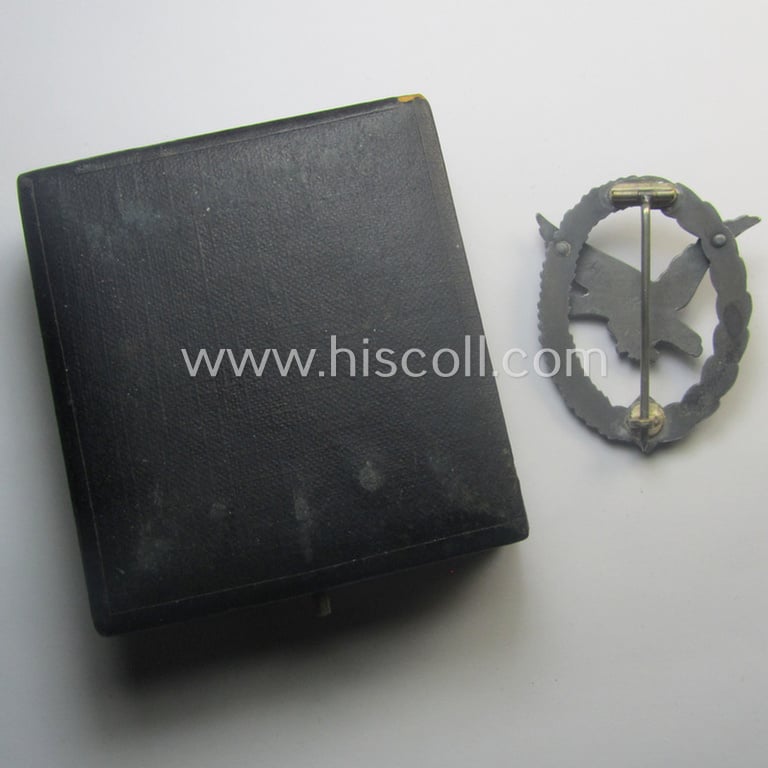 WH (LW) 'Fliegerschützen-Abzeichen ohne Blitzbündel' being a maker- (ie. 'Wilh. Deumer'-) marked- and/or: typical zinc- (ie. 'Feinzink'-) based example as was produced by the: 'Wilh. Deumer'-company that comes stored in its period etui