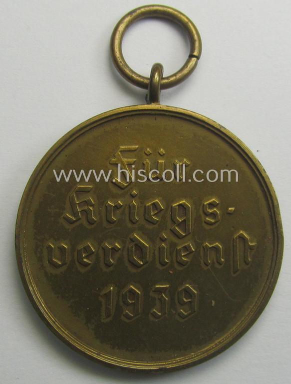 'Kriegsverdienstmedaille 1939'-set comprising of a non-maker-marked- (and/or: typical 'Buntmetall'-based!) specimen that came together with its ribbon and 'Zellstoff'-based pouch by the maker: 'Robert Hauschild'