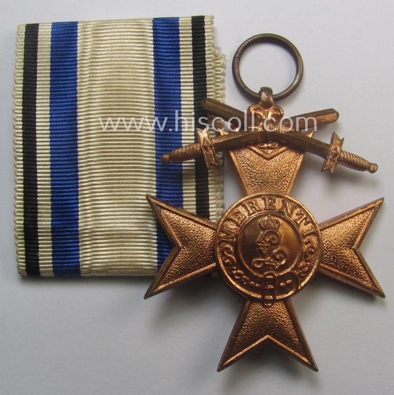 Complete, (pre)WWI-period: 'Bayern Militär-Verdienstkreuz 3. Klasse mit der Krone' being a nicely preserved example that came stored in its luxuriously styled, bordeaux-red-coloured etui (marked: 'Deschler & Sohn - München')