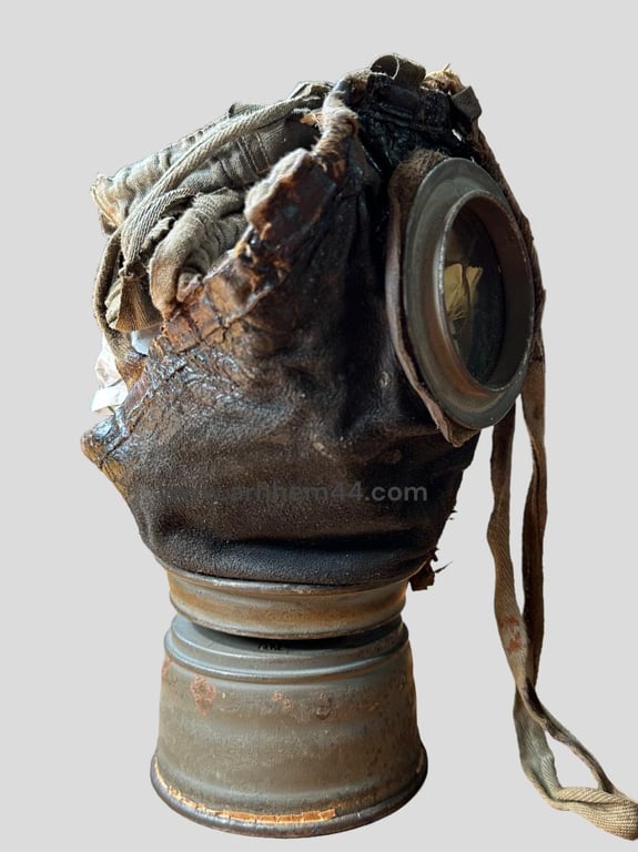 German WWI Gasmasker in Canister