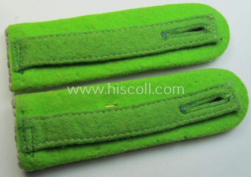 Pair of WH (Heeres) officers'-type shoulderboards: 'Leutnant des Grenadier-Rgts. 32'