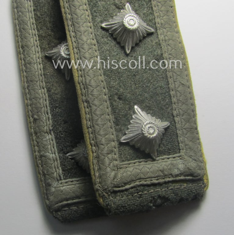 Pair of WH (Heeres) NCO-type (ie. 'M43'-pattern) shoulderstraps: 'Oberfeldwebel eines Nachrichten-Abtgs.'