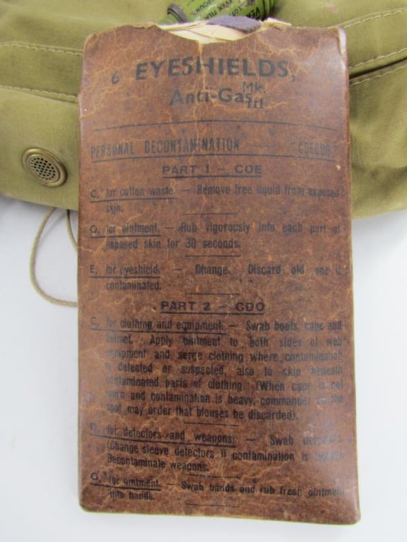 British WWII early type Gasmask in Pouch
