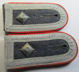 Attractive - and/or fully matching! - pair of...