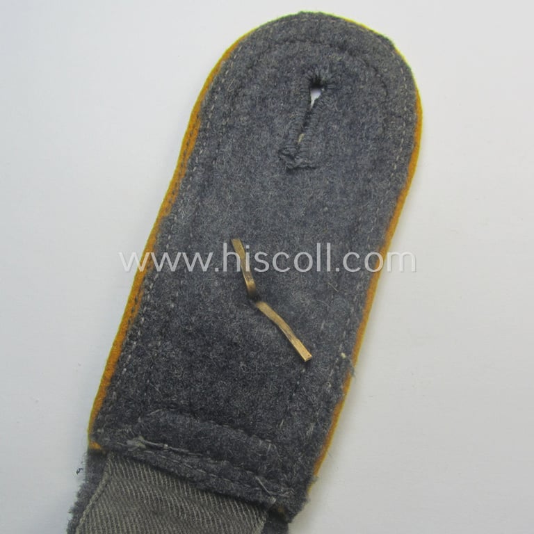 Single, mid- (ie. later-) war-period WH (Heeres) NCO-type shoulderstrap as piped in the golden-yellow- (ie. 'goldgelbener'-) coloured branchcolour as was intended for usage by a: 'Feldwebel der Flieger o. Fallschirm-Trpn.'
