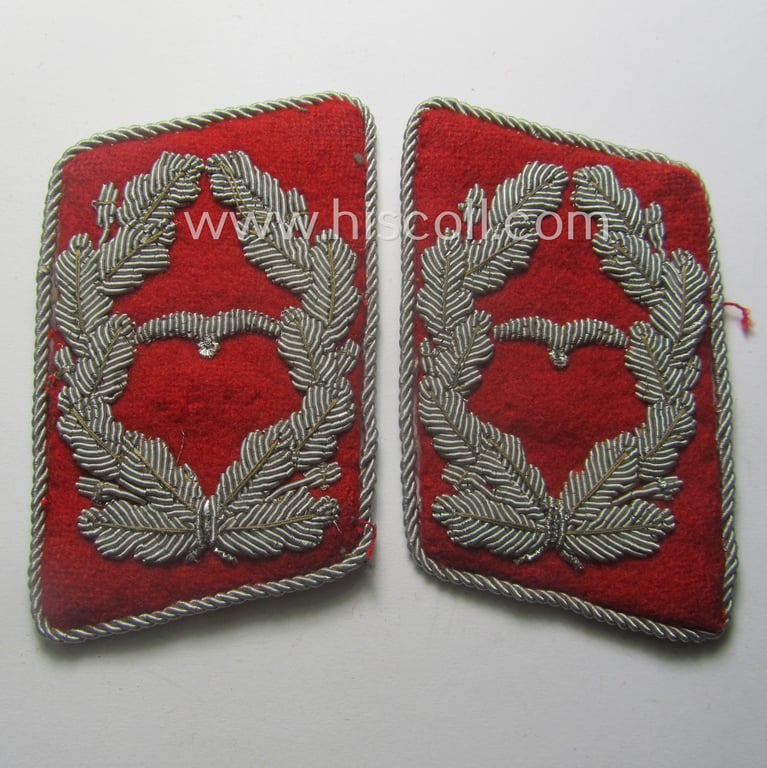 Truly used- and/or worn, 4-pieced WH (LW) insignia-set comprising of a pair of hand-embroidered, WH (Luftwaffe) officers'-type collar-patches and dito shoulderboards: 'Major der Flak-Artillerie-Trpn.'