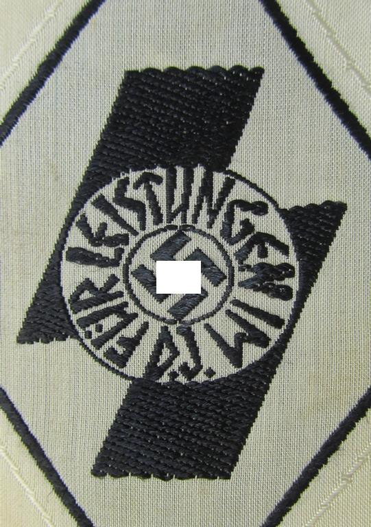 Attractive, DJ- (ie. 'Deutsches Jungvolk'-) so-called: 'Leistungsabzeichen in Schwarz in Stoff' (or: cloth-based, black-class youth sports'-badge) being a cloth-based version as executed in the neat: 'BeVo'-weave pattern