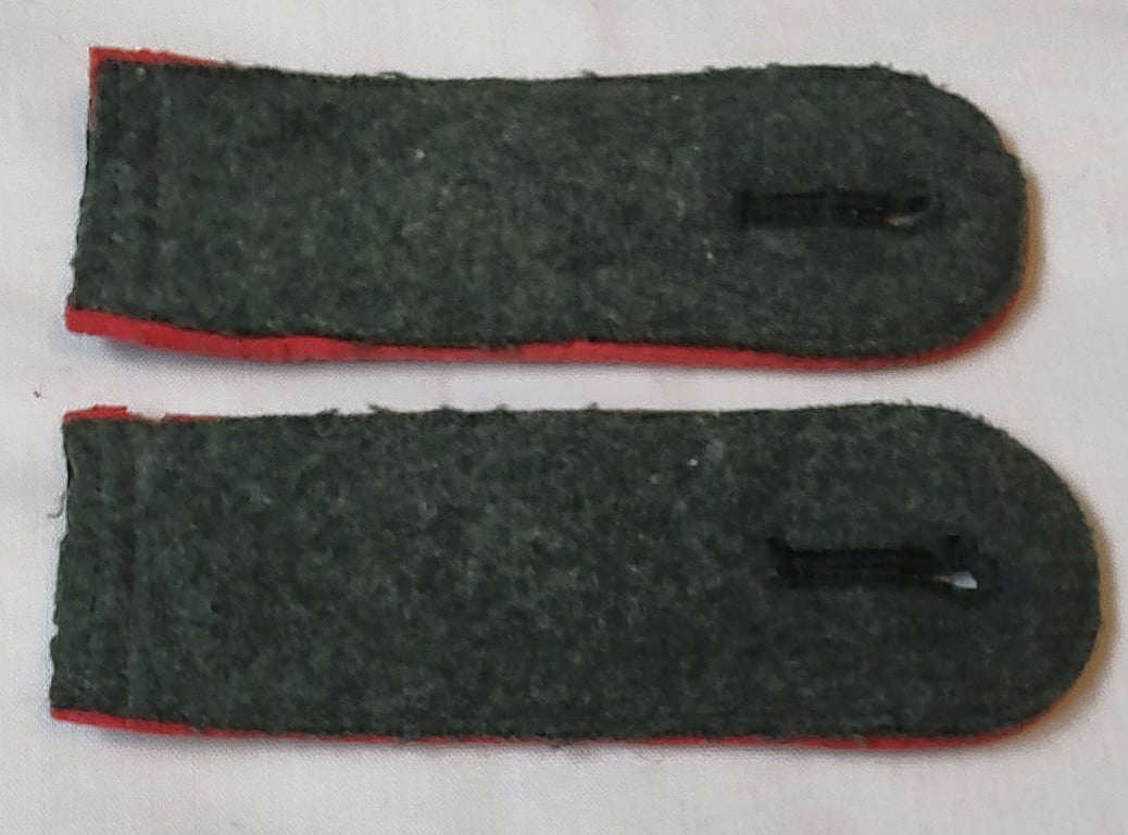 Pair of WH (Heeres) early-war period M36/M40 pattern typically Soldat type shoulder straps as was specifically intended for an: ' Soldat eines Panzerjäger-Abts 2.'