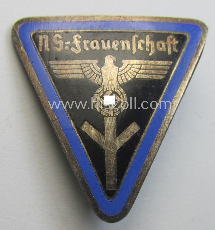 'NS-Frauenschaft'- (ie. NSF-) membership-badge (ie. 'Mitgliedsabz.') as was intended for a: 'Mitglied des engeren Stab der Ortsleitung' (and that shows an: 'RzM M1/72'-designation)