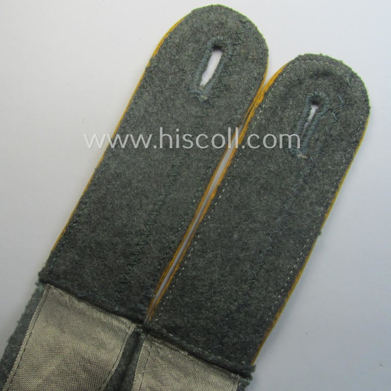 Pair of WH (Heeres) early-war-period- (ie. 'M40'- ie. 'M41'-pattern), EM-type shoulderstraps as was intended for a: 'Soldat eines Kavallerie- o. Reiter-Rgts.'