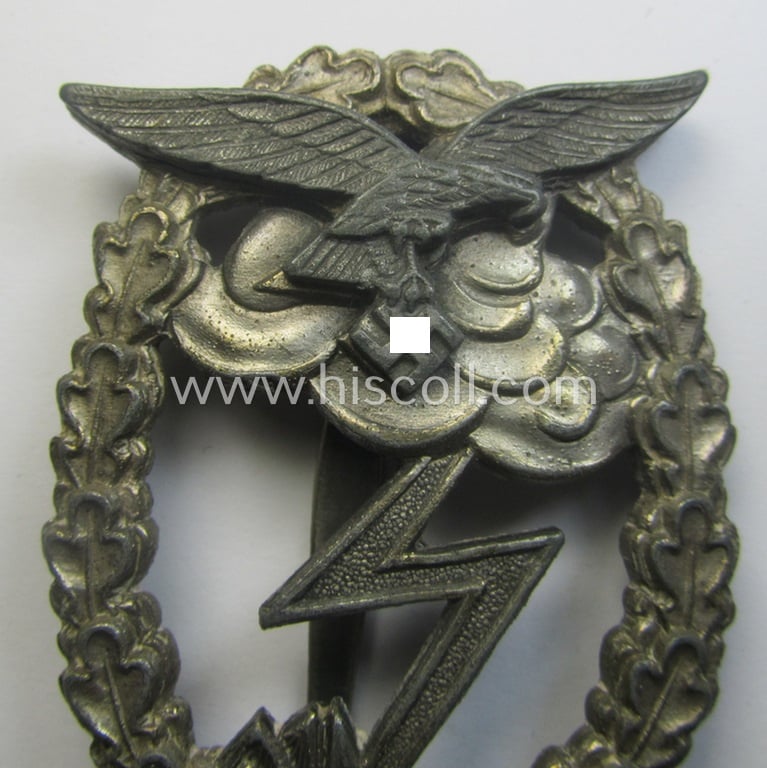 Luxuriously-styled, WH (LW) 'Erdkampfabzeichen' being a clearly maker- (ie. 'M.K. 5'-) marked by: 'Metall- u. Kunststoff'