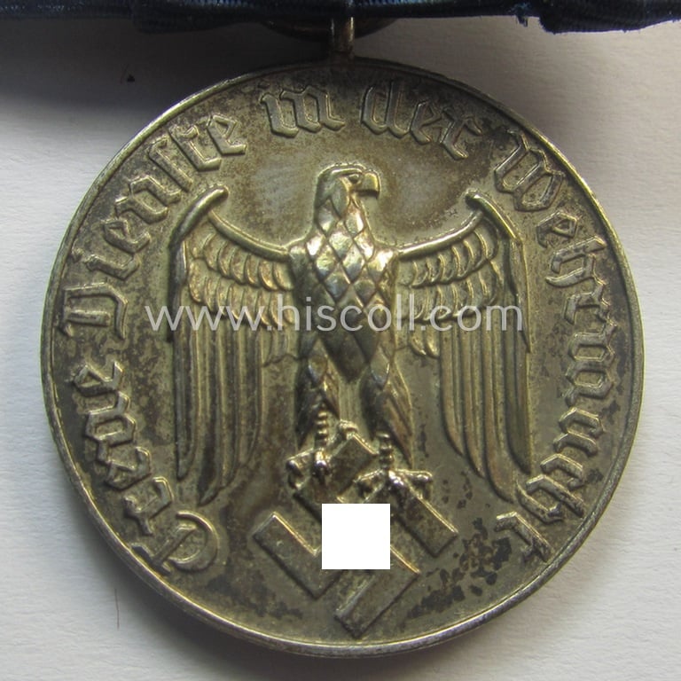 Silver-toned, WH (Heeres o. KM) so-called: 'Einzelspange' showing a: 'WH-Dienstauszeichnung 4. Stufe' (as was intended for 4 years of loyal-service) and that shows a detailed, Heeres o. KM-type-eagle-device, period-attached