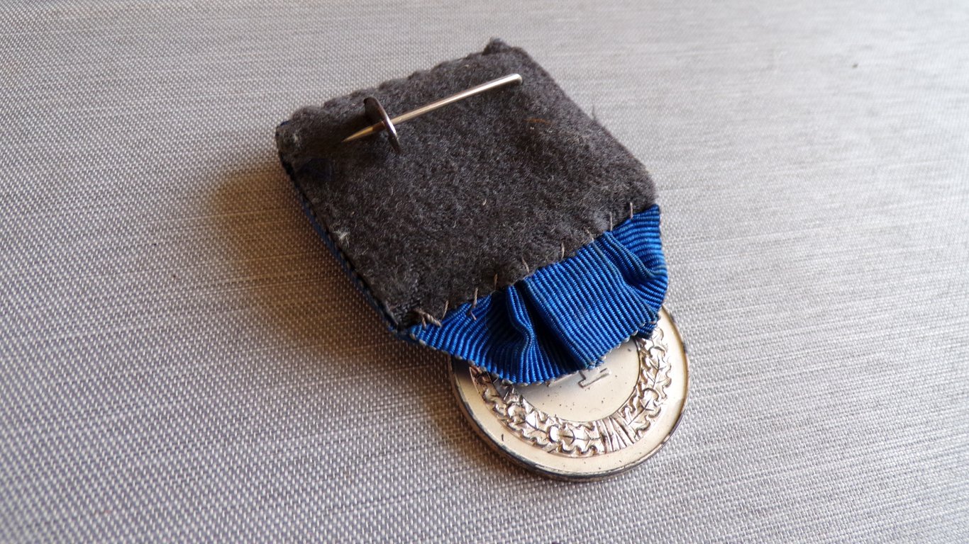 Wehrmacht 4 Years Service Medal with Luftwaffe Droop Tail Eagle