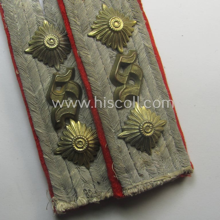 Moderately used pair of neatly 'cyphered', WH (Heeres) officers'-type shoulderboards as was intended for usage by a: 'Hauptmann u. Mitglied der Artillerie-Schießschule Thorn'