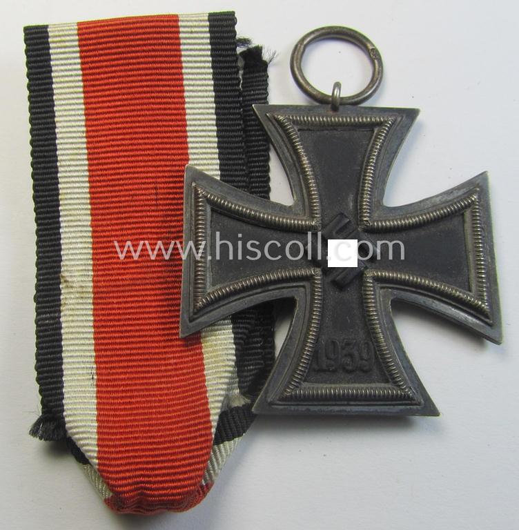 Attractive, 'Eisernes Kreuz II. Klasse' being a maker- (ie. '55'-) marked example that comes together with its original- and once-mounted ribbon (ie. 'Bandabschnitt') as was produced by the maker (ie. 'Hersteller'): 'J.E. Hammer & Söhne'