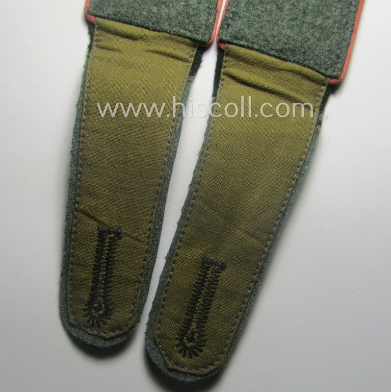 Pair of WH (Heeres), early-war period- (ie. 'M40'-pattern and/or rounded-style) EM-type shoulderstraps: 'Soldat eines Panzer- o. Panzerjäger-Rgts. o. Abts.'