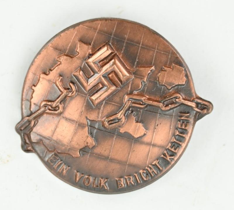 German Third Reich Tinnie Badge 'Ein Volk Bring Ketten'