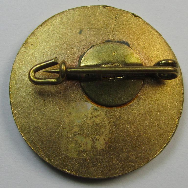 Attractive - and truly unusally seen! - multi-coloured enamelled, smaller-sized, so-called: 'Gauleistungsabzeichen in Gold für Kombinationsschiessen 1942 des Standschützenverbandes Tirol-Vorarlberg'