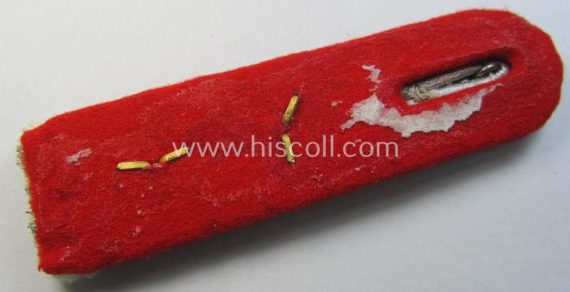 Neat - albeit regrettably single! - WH (Luftwaffe) officers'-type shoulderboard as piped in the bright-red-coloured branchcolour as was intended for a: 'Hauptmann eines Flak-Artillerie-Regiments o. Abteilungs'