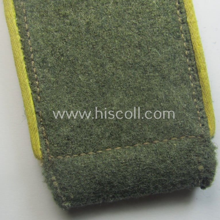 Single, early-war-period so-called: 'M40'- (ie. 'M43'-) pattern, WH (Heeres) EM-type shoulderstrap as piped in the bright-yellow-coloured branchcolour: 'Soldat der Nachrichten-Trpn.'