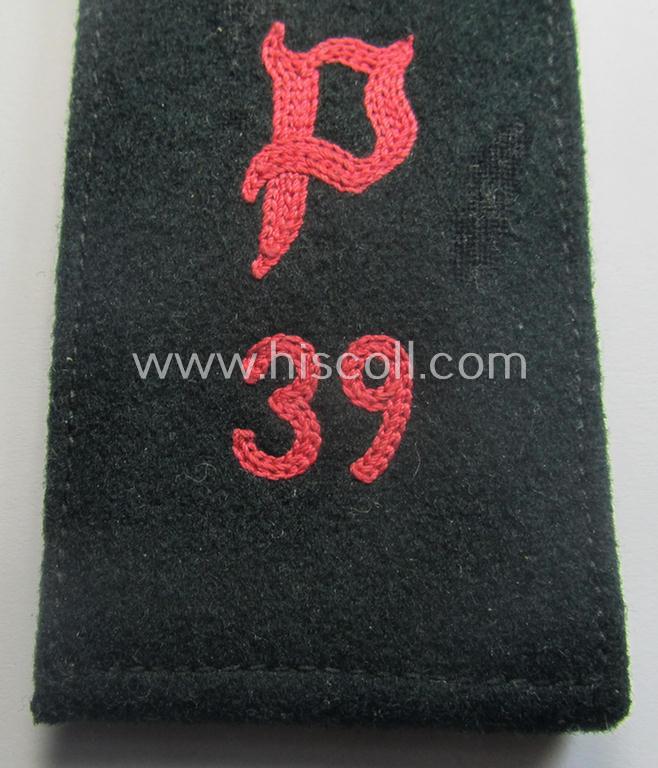 Single, early-period (ie. 'M36- o. M40'-pattern and pointed-styled) WH (Heeres) 'cyphered', EM-type shoulderstrap as was intended for a: 'Soldat u. Mitglied des Panzerjäger-Regiments 39'