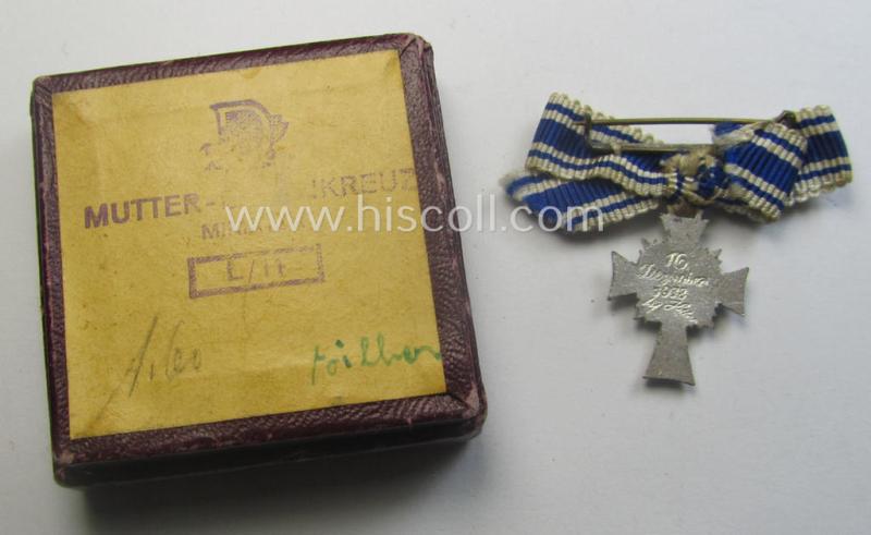 Miniature of an: 'Ehrenkreuz der deutschen Mutter - 2. Stufe' (or: silver-class mothers'-cross) being a non-maker-marked example that comes stored in its period, generic-styled so-called: 2-pieced- and/or 'LDO'- (ie. 'L/11'-) marked box