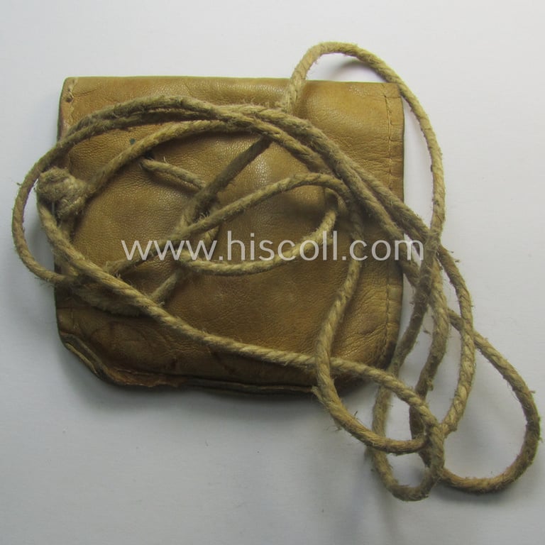 Natural-coloured- and/or genuine leather-based etui (ie. 'Tragetasche') as was intended to store an ID-disc (ie. 'Tragetasche für Erkennungsmarke') and that comes in a just minimally used- ie. worn, condition