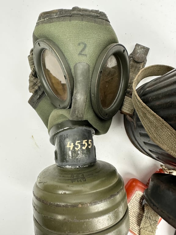 WW2 German Luftwaffe gasmask( short version)"Set"