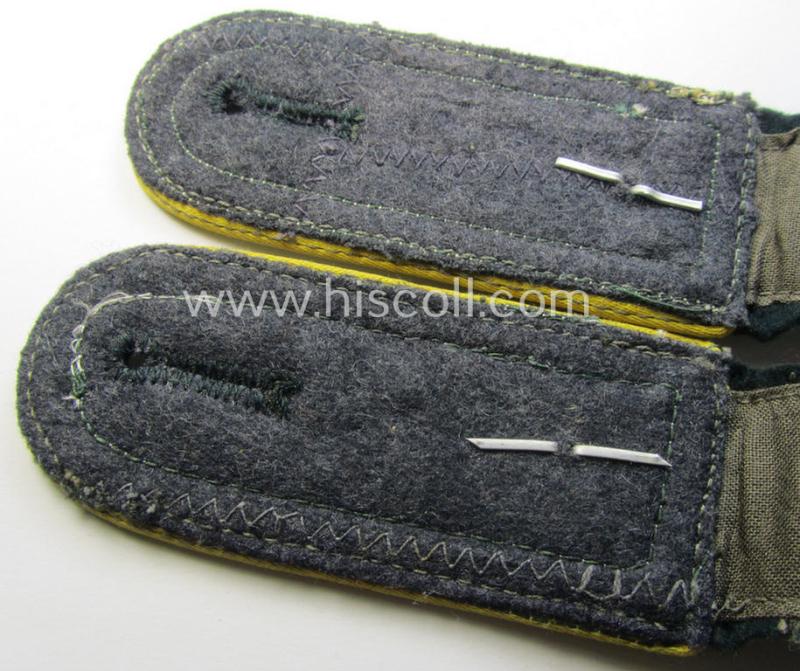 Pair of WH (Heeres) NCO-type shoulderstraps: 'Fwbl. einer Nachrichten-Abtlgs.'