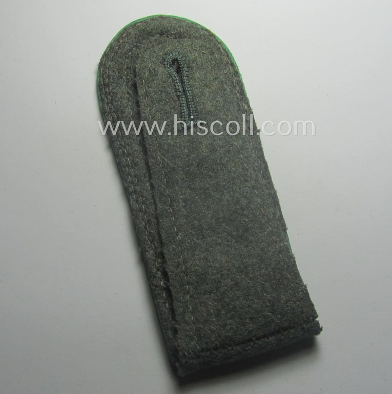 Single - but nevertheless scarcely seen! - WH (Heeres) NCO-type shoulderstrap as was piped in the darker-green branchcolour as was intended for an: 'Unteroffizier' who served within a: 'Jäger- o. Gebirgsjäger-Rgts.'