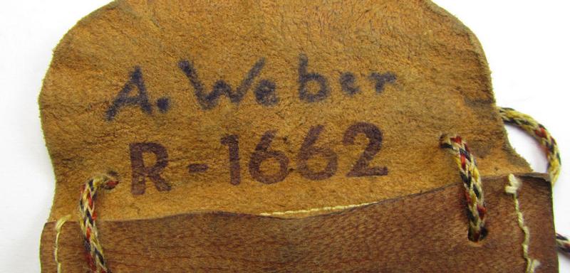 Neat, natural-coloured- and/or genuine leather-based etui (ie. 'Tragetasche') as was intended to store an ID-disc (ie. 'Tragetasche für Erkennungsmarke') and that comes in a moderately used- ie. worn, condition