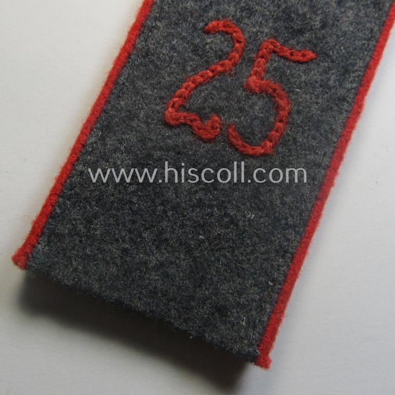 Single, WH (LW) 'cyphered', EM-type shoulderstrap as piped in the bright-red-coloured branchcolour as intended for usage by a: 'Soldat' who served within the: 'Flak-Artillerie-Abtgs. 25'