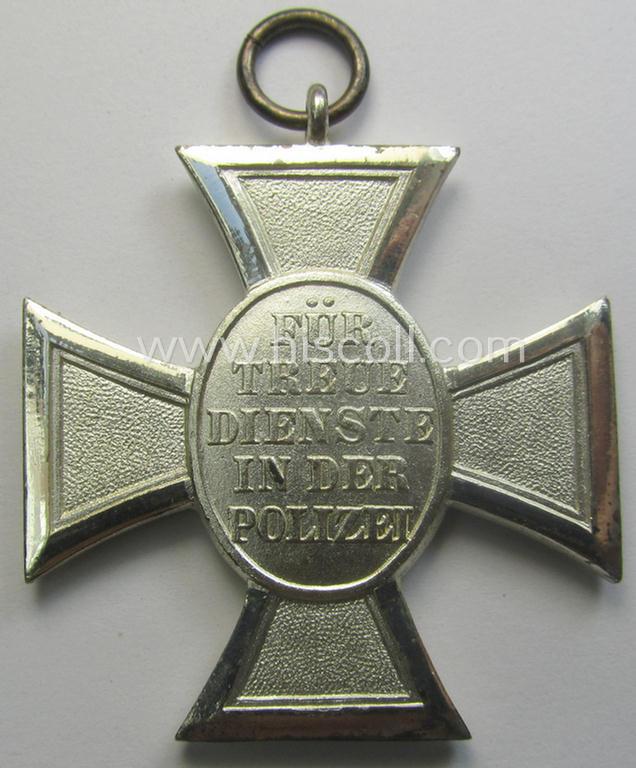 Bright-silver-toned 'Polizei-D.A. 2. Stufe' (or: police loyal-service medal 2nd class) that came together with its period (& long-sized) ribbon (ie. 'Bandabschnitt') and that comes stored in its scarcely seen, green-coloured etui