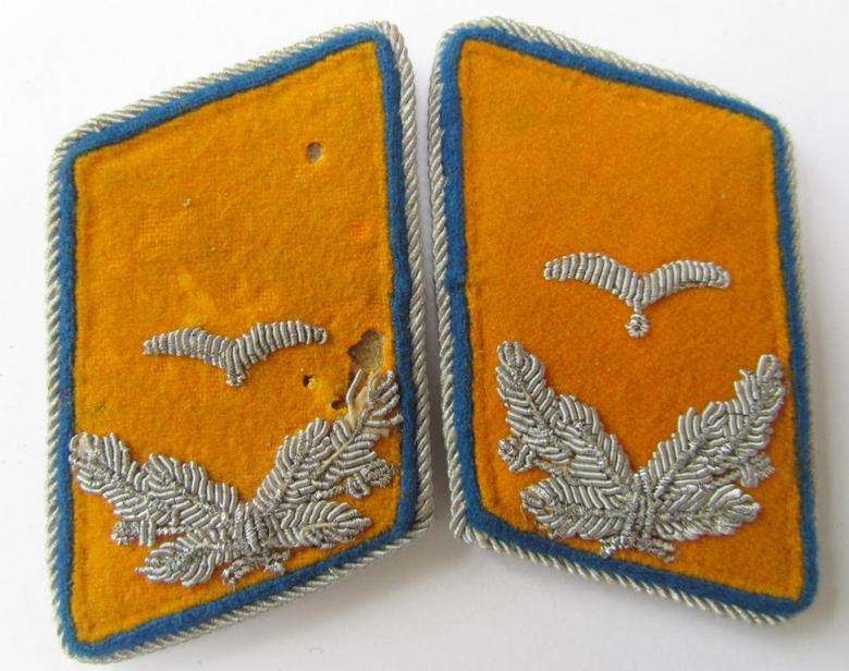 Attractive - and fully matching! - 4-pieced insignia-set comprising of a pair of WH (Luftwaffe) 'dual-piped', officers'-type shoulderboards and dito collar-tabs as was intended for usage by a: 'Leutnant der Res. eines Flieger- o. Fallschirm-Rgts....