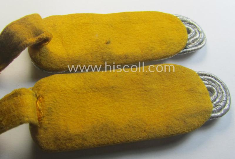 Pair of - fully matching! - WH (Luftwaffe) officers'-type shoulderboards (ie. 'Schulterstücke für Offiziere der LW') as piped in the golden-yellow-toned wool as was intended for usage by a: 'Major der Flieger- o. Fallschirmjäger-Trpn.'
