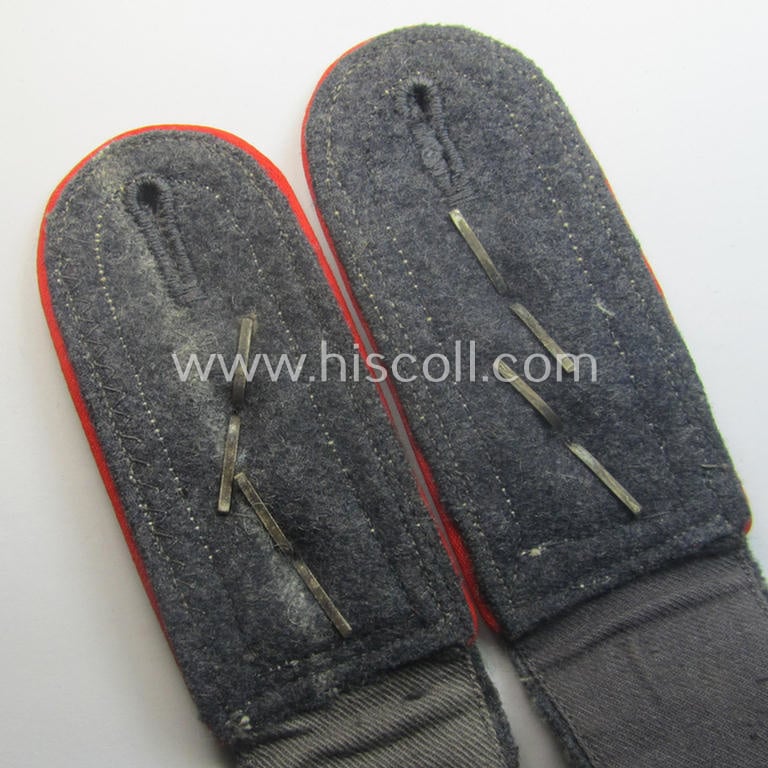 Neat - and/or fully matching! - pair of WH (Luftwaffe) NCO-type shoulderstraps as piped in the bright-red branchcolour as was intended for an: 'Oberfeldwebel o. Oberwachtmeister der Flak-Art.-Trpn.'